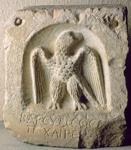 Lápida con la figura de un águila (piedra caliza)